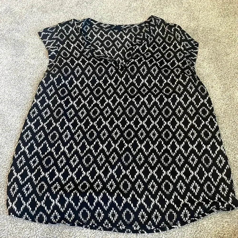 Hilary Radley Medium black and white blouse